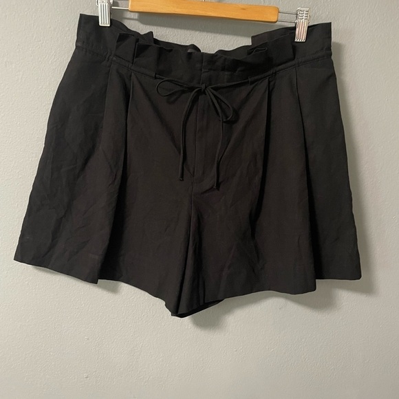 NWOT Zara High-Waist Paperbag Pleated Shorts in Black. Size Large